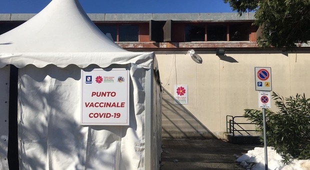 Vaccini ad Avellino, non è nella lista dei fragili e minaccia di darsi fuoco con la latta di alcol