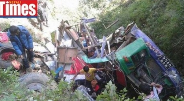 Nepal, autobus precipita nel vuoto: 15 morti. Tra i feriti Chiara e Marta, due ragazze italiane