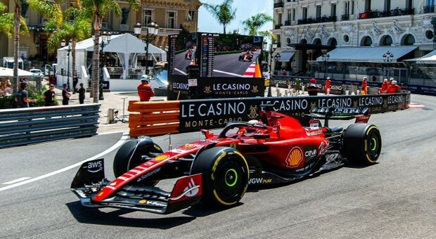 Cherles Leclerc con la Ferrari sulle strade del Pricipato