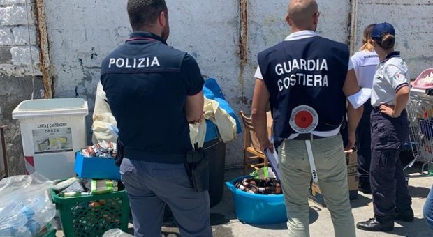 Napoli, chiosco abusivo al Molosiglio: sequestrati frigoriferi e bibite