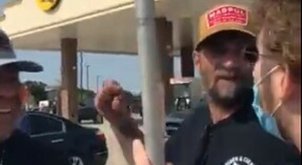 Fan di Trump arrestato: con un pugno in piena faccia manda all'ospedale un ragazzo per una canzone di protesta