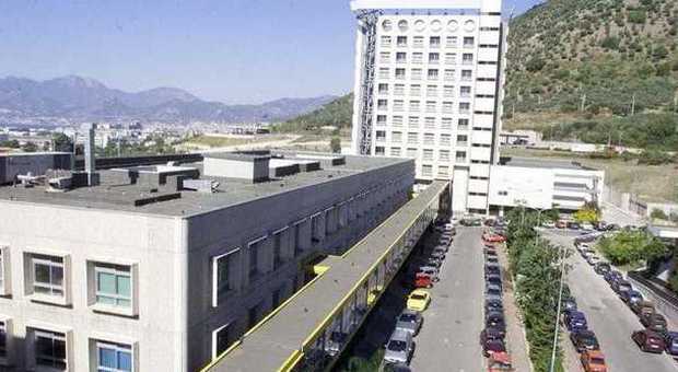 Salerno, malato terminale si uccide lanciandosi dal quarto piano dell'ospedale Ruggi