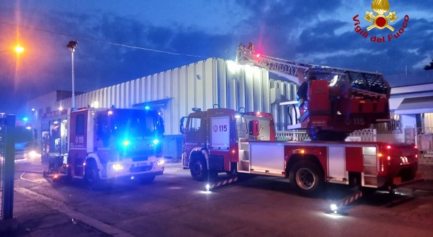 Porto Marghera, capannone di 1500 metri quadri in fiamme: l'incendio divampato alla GalvanoMec