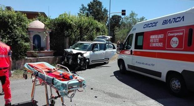 Schianto tra auto sul litorale pontino: muore una ragazza di Frosinone, due feriti elitrasportati