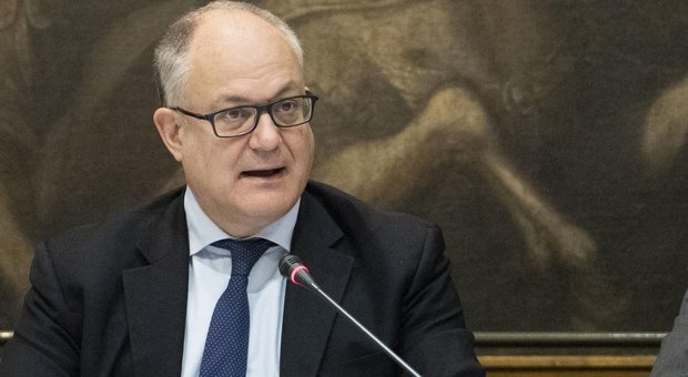 Elezioni suppletive a Roma, il centrosinistra candida il ministro Gualtieri e chiama M5S