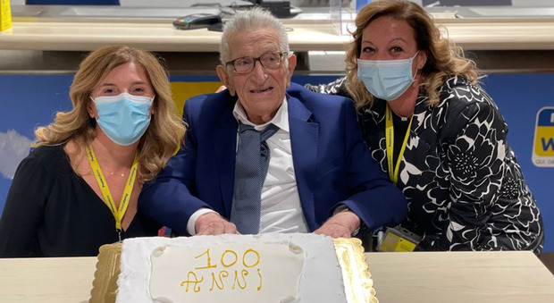 Poste Italiane: Raffaele, cliente centenario, festeggia a Napoli nell'ufficio di Fuorigrotta