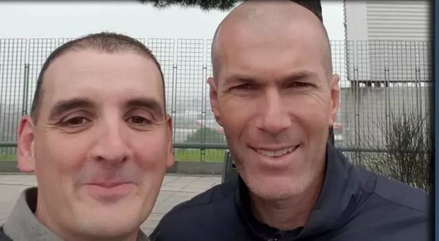 Madrid, Zidane tampona un'auto ma l'autombolista esulta: «Zizou, facciamoci un selfie»