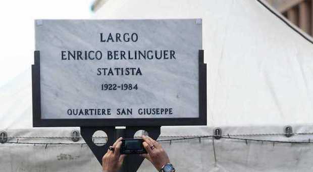 Napoli, danneggiata la targa dedicata a Berlinguer. De Magistris: «Violenza inaccettabile»