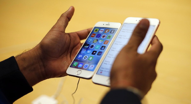 Apple, il Nyt: «L'Fbi sbloccherà l'iPhone del terrorista con l'aiuto degli hacker»