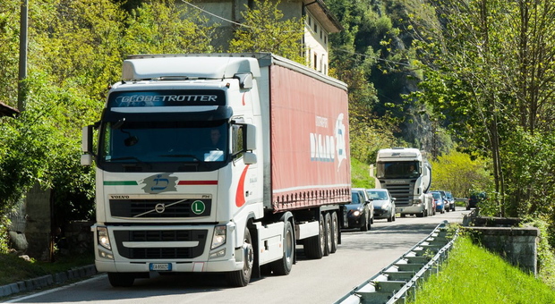 Camion in transito lungo la statale Alemagna