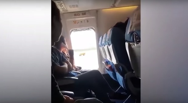 Passeggera apre il portellone dell'aereo prima del decollo: «Ho bisogno di aria fresca» VIDEO
