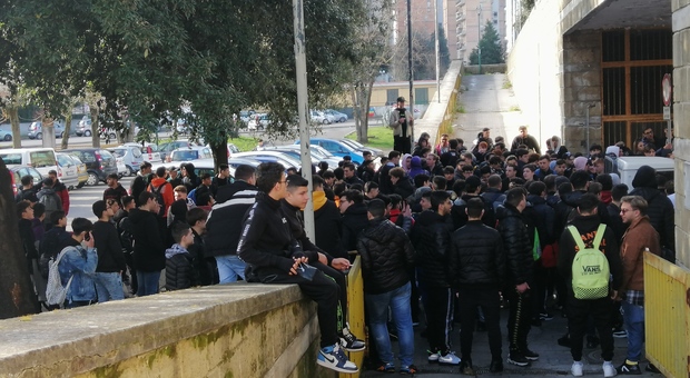 Napoli, fumo dei roghi tossici a scuola in piazza 2500 studenti del Ferraris