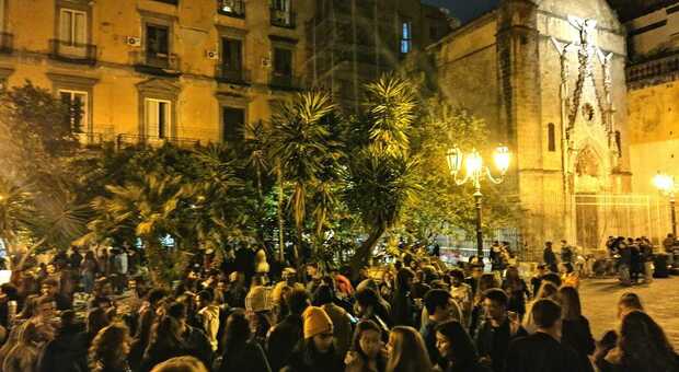 Covid a Napoli, movida sotto controllo: allontanati 500 giovani al centro storico