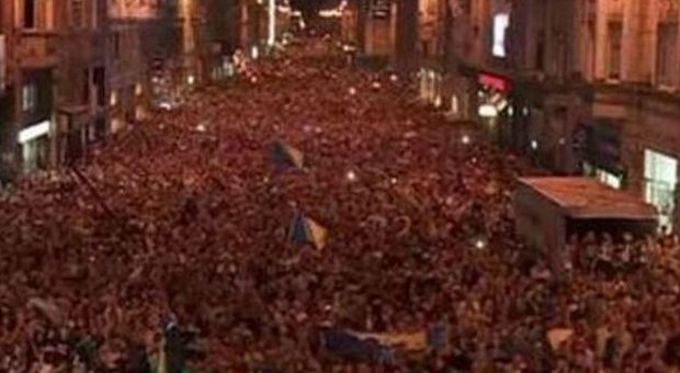Sarajevo ritrova il sorriso per una notte: in 50mila in strada per il trionfo della nazionale under 16 agli Europei di basket Video