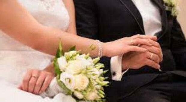 Covid, matrimonio interrotto in un ristorante: 30 multati sposi compresi nel Napoletano