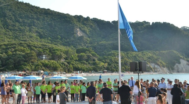 Una recente cerimonia per la Bandiera Blu a Portonovo