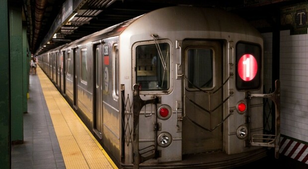 New York, fa “surf” sul tetto della metro ma sbatte la testa: gravissimo un 15enne