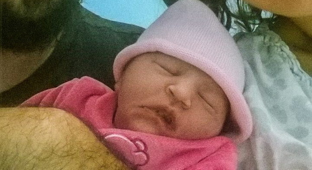 Greta ha fretta: nasce nel parcheggio dell'ospedale con l'aiuto del papà