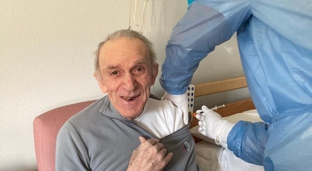 Un anziano vaccinato in casa di riposo