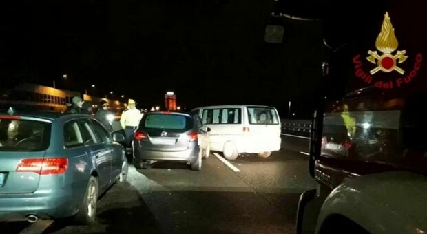 Incidente in autostrada a Bergamo, carambola di quattro auto: un morto e cinque feriti