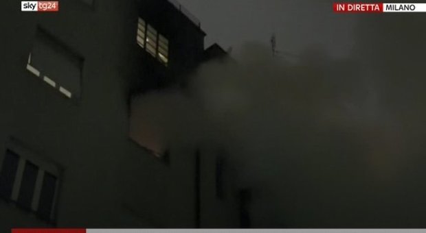 Paura a Milano, brucia un palazzo: 4 persone intossicate, anche un bambino