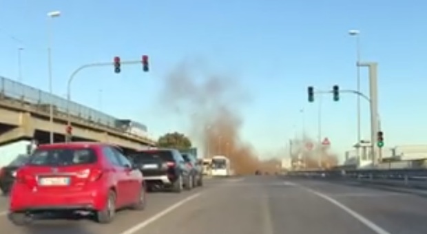 Boato ed enorme nube: esplosione a Fincantieri (Frame da un video postato su Facebook da un utente che passava in zona)