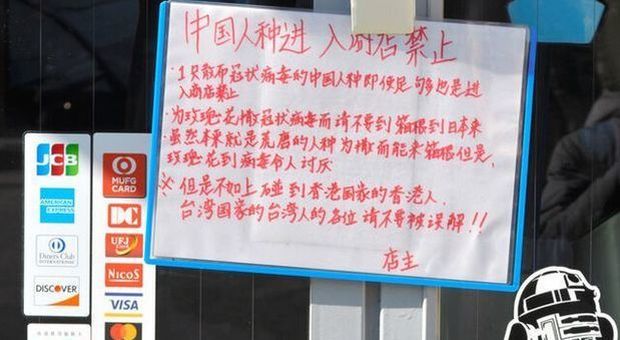 Coronavirus: «Vietato l’ingresso ai cinesi», cartello choc sulla vetrina di un negozio, è polemica