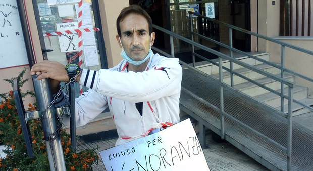 Coronavirus, palestre chiuse: titolare di un centro fitness si incatena per protesta