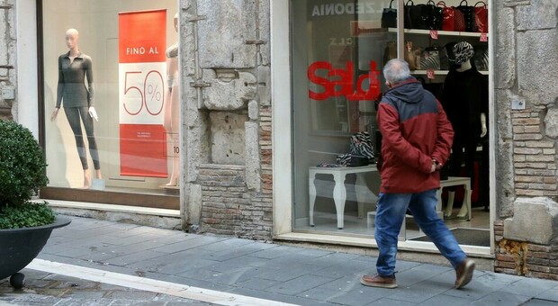Covid a Napoli, vetrine di negozi accese ma pochi acquisti: si tende al risparmio
