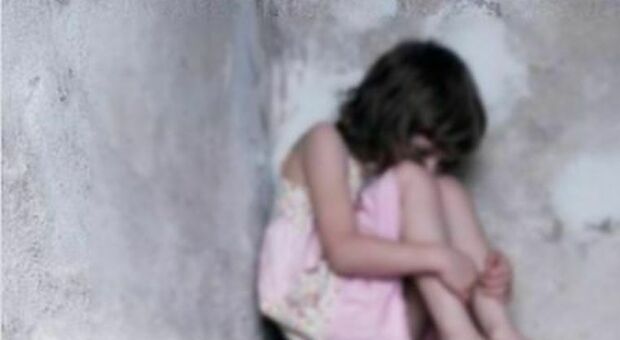 Violentata a 9 anni dall'amico di famiglia, arriva la condanna per i genitori: «Non vedranno più la figlia»