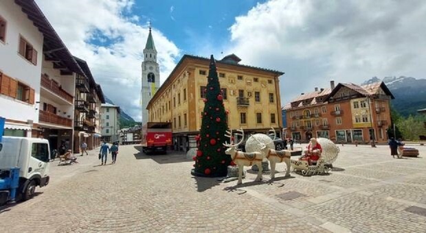 Albero di Natale, slitta, renne e Christian De Sica a Cortina: è il set del nuovo “cinepanettone”