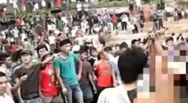 Stupra una ragazzina di 11 anni: la folla lo trascina in piazza e lo uccide