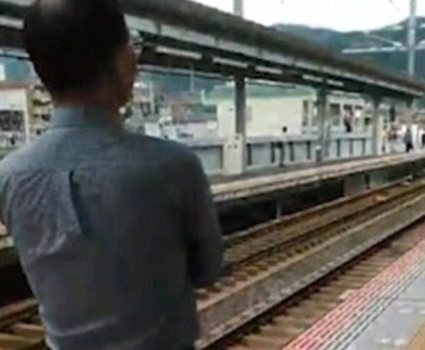 Treno ritarda per un suicidio: i passeggeri aggrediscono il macchinista e lui tenta di uccidersi