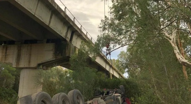 Tir sbanda e precipita nel vuoto, la tragedia a Matera: camionista 49enne morto schiacciato