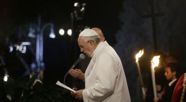 Via Crucis, il Papa prega per i cristiani uccisi: "Sono morti nel nostro silenzio complice" -Diretta