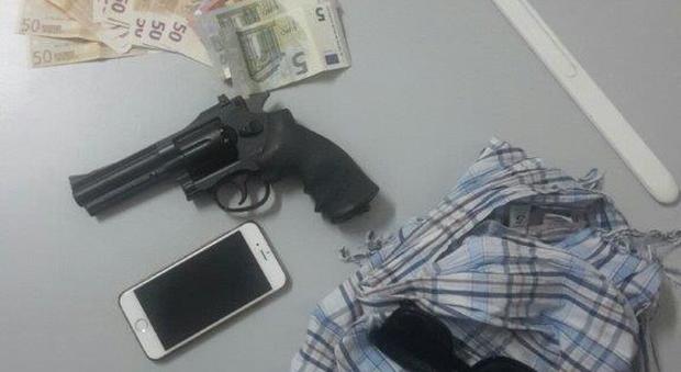 Arma giocattolo e auto rapinata: preso un 37enne a Castel Volturno