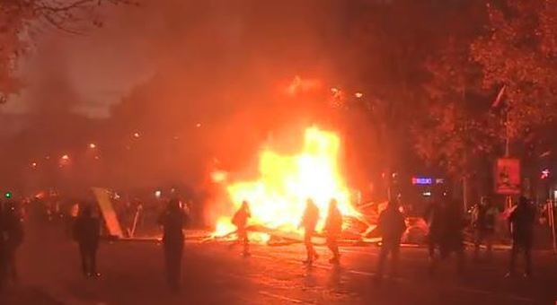 Gilet gialli, scontri con la polizia sugli Champs Elysees