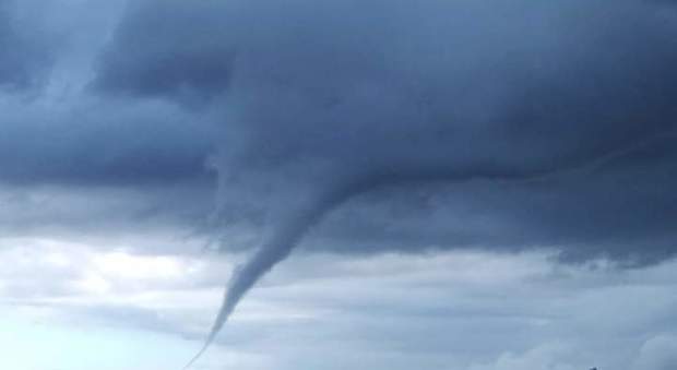 Il tornado rimane sospeso in cielo: l'incredibile fenomeno del funnel cloud FOTO