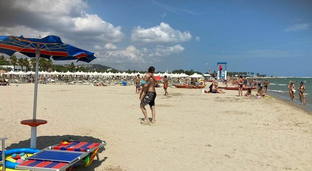 San Benedetto, accordo sugli ombrelloni in spiaggia: bagni chimici e procedure più snelle. Ecco i tempi per adeguardsi. Nella foto la spiaggia senza ombrelloni dopo il blitz della Capitaneria