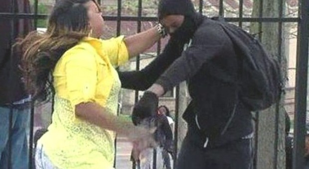 Il manifestante preso a schiaffi dalla mamma in diretta tv. ""Adesso come mi tratteranno a scuola"