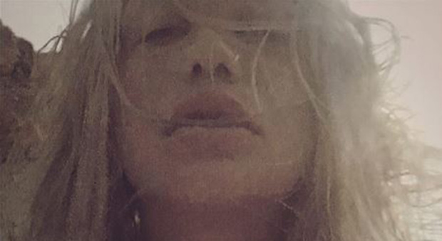 Kesha, la foto nuda su Instagram: "Fa*** a chi mi odia..."