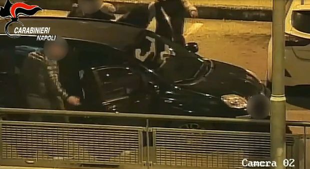 Napoli, rapinarono e picchiarono due giovani nel parcheggio del cinema: presi | Video