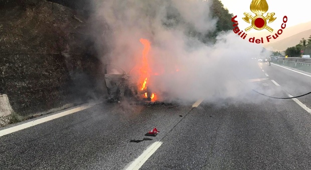 Auto in fiamme, salvi per miracolo: paura e traffico in tilt sulla A16