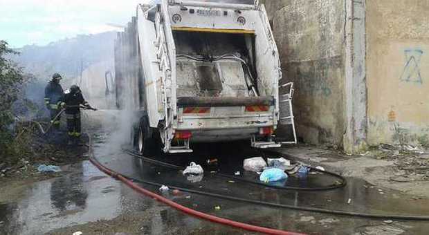 Paura a Bacoli: misterioso incendio di un automezzo per la raccolta dei rifiuti