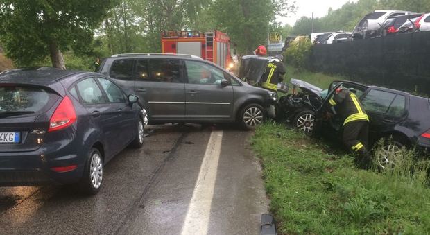 Schianto in Pontebbana fra 4 auto complice il maltempo: feriti e viabilità in tilt