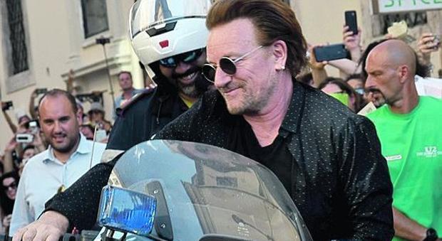 Bono Vox oltre il palco: show anche in strada con la moto della Polizia di Stato