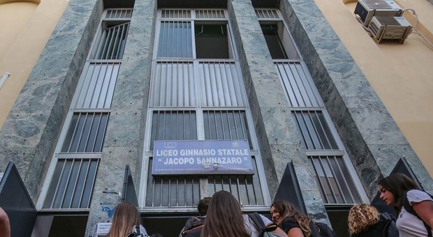 Studenti del Sannazaro stremati: «Ora intervengano le istituzioni»