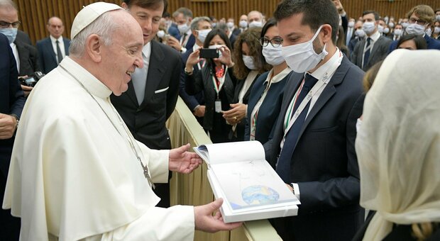 Papa Francesco dona il suo zucchetto a un'associazione di beneficenza abruzzese