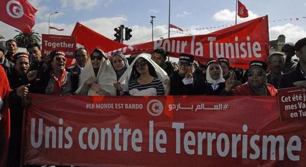Marcia antiterrorismo. Leader e popolo Gentiloni: «Questo Paese va aiutato»