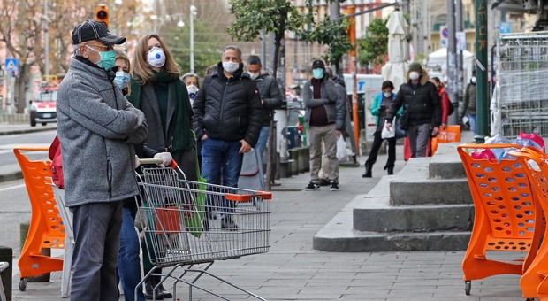 Coronavirus a Napoli, rischio rapine e assalti: supermercati blindati